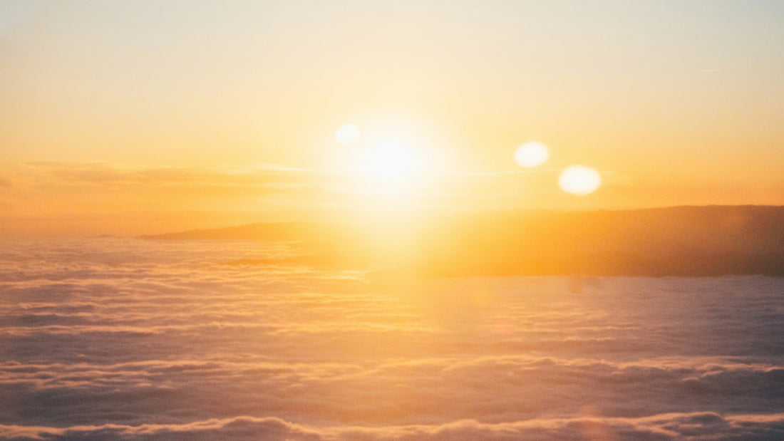 Sonnencreme auf der Haut mit Fokus auf den Lichtschutzfaktor, der die Haut vor UV-Strahlung schützt. Erklärung des SPF und der sicheren Sonneneinwirkung.