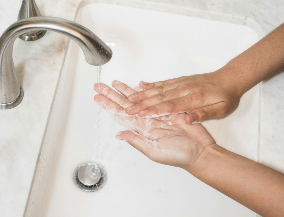 Frau reinigt sanft ihr Gesicht mit Wasser, tägliche Hautpflege-Routine zur Entfernung von Schmutz und Make-up. Tipps für eine schonende Gesichtsreinigung.